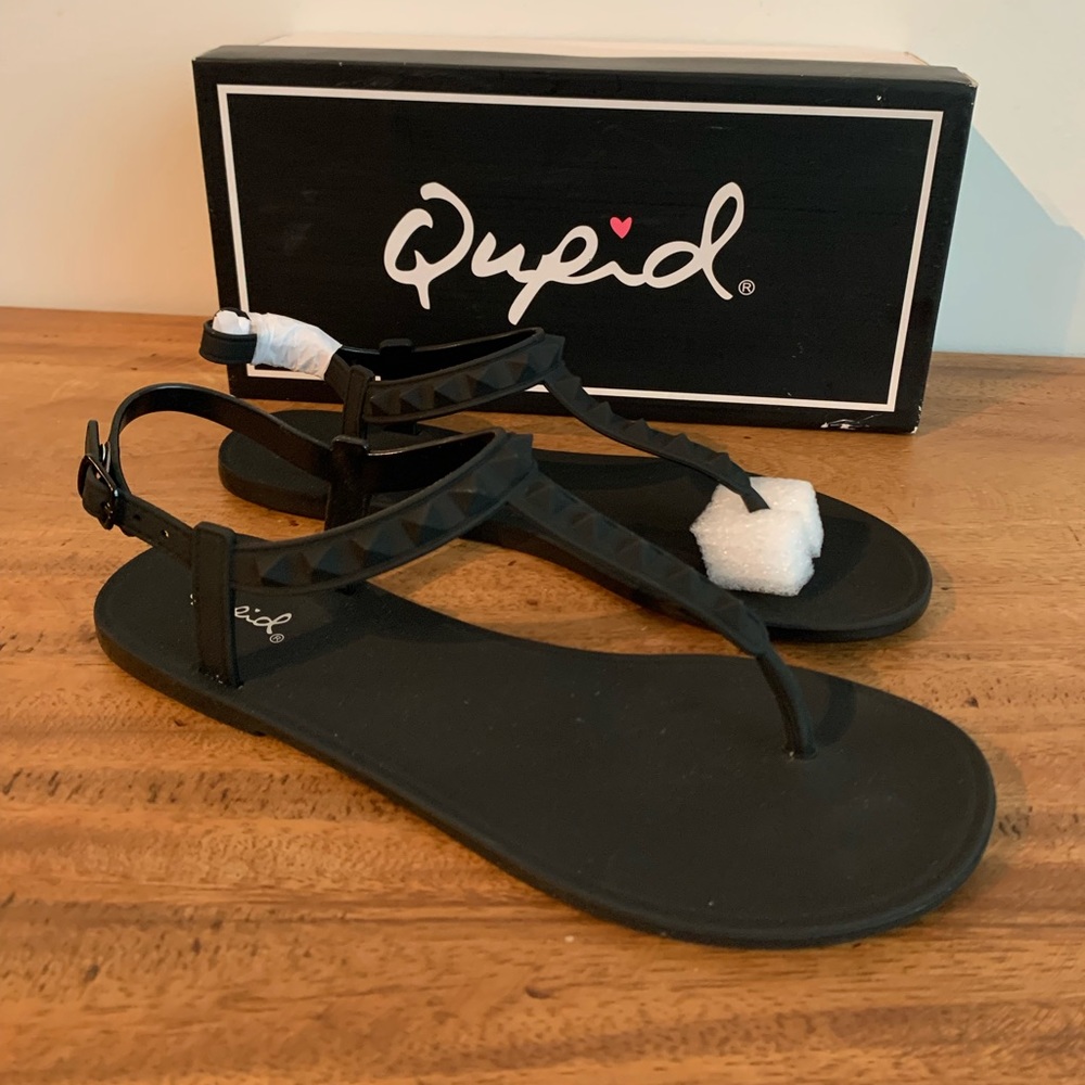 Qupid Thong sandal black size 8 New in Box